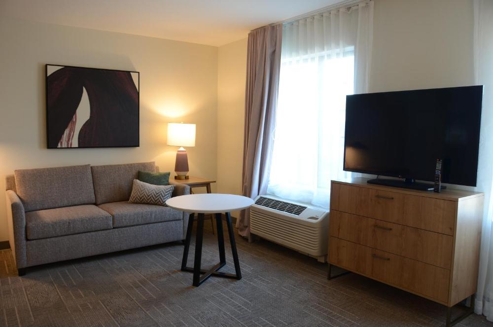 Queen Studio Suite with Mobility Accessible Tub - Non-Smoking interior